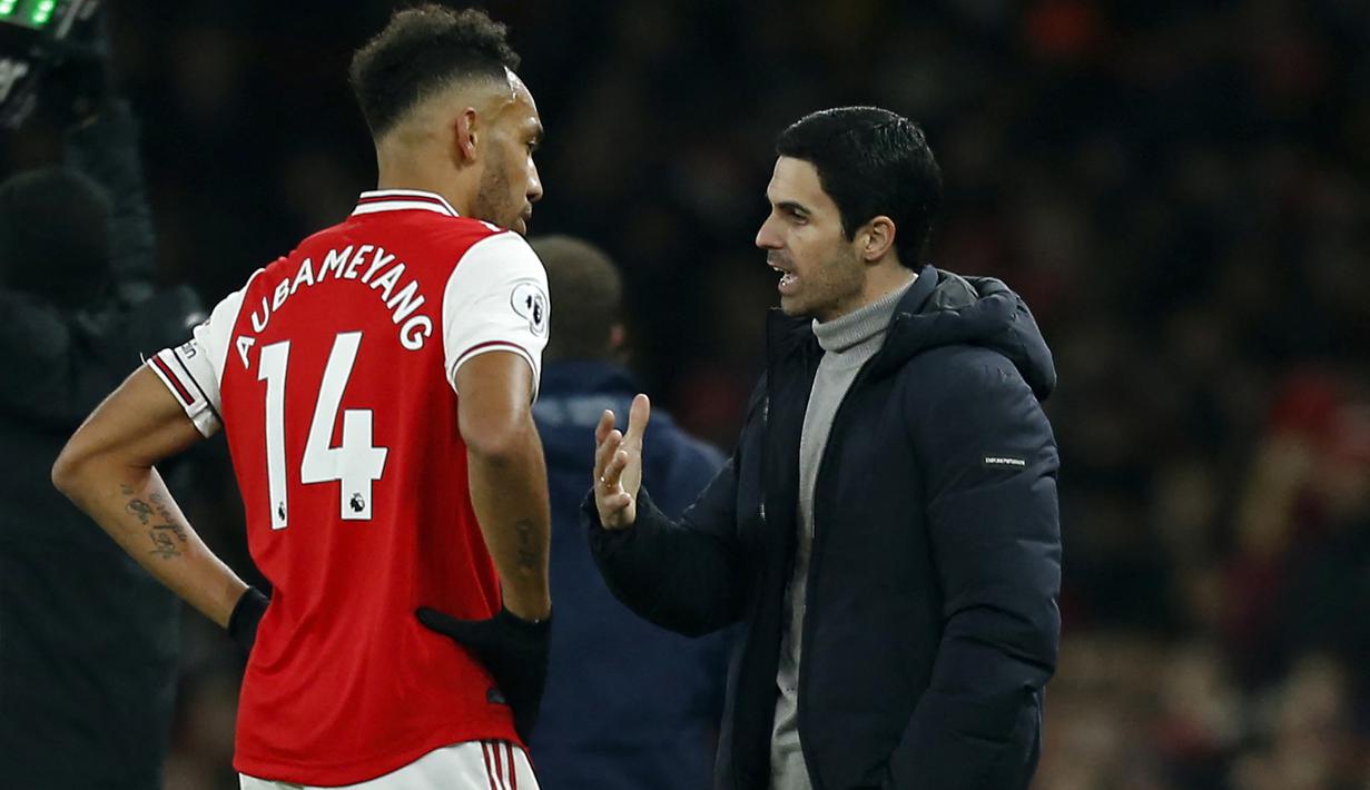 Pierre-Emerick Aubameyang. Striker asal Gabon yang sejak awal musim 2022/2023 kembali ke Liga Inggris dengan memperkuat Chelsea ini sebelumnya sempat memperkuat Arsenal selama 5 musim mulai pertengahan 2017/2018 hingga pertengahan 2021/2022. Setelah sempat menjadi pujaan publik Emirates Stadium, pada awal musim 2021/2022 dirinya terlibat konflik dengan pelatih Mikel Arteta akibat masalah indisipliner dengan sering mangkir dari latihan. Ban kapten yang tengah disandangnya pun dicopot dan dirinya mulai dipinggirkan. Akhirnya ia memilih meninggalkan Arsenal pada tengah musim 2021/2022 menuju Barcelona. (AFP/IK Images/Ian Kington)