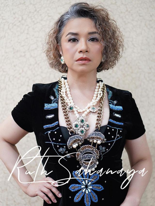 7 Potret Ruth Sahanaya Tampil Menawan di Usia 55 Tahun, Menawan Pamerkan Uban