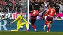 Striker Timnas Swiss, Kwadwo Duah (tengah) mencetak gol pertama timnya ke gawang Timnas Hungaria pada laga Grup A Euro 2024 di RheinEnergie Stadium, Cologne, Jerman, Sabtu (15/6/2024). (AP Photo/Darko Vojinovic)