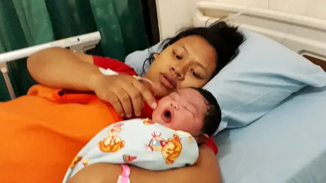 Seorang ibu di Cilacap melahirkan bayi jumbo berobot 5,7 kilogram. (Foto: Liputan6.com/Muhamad Ridlo)