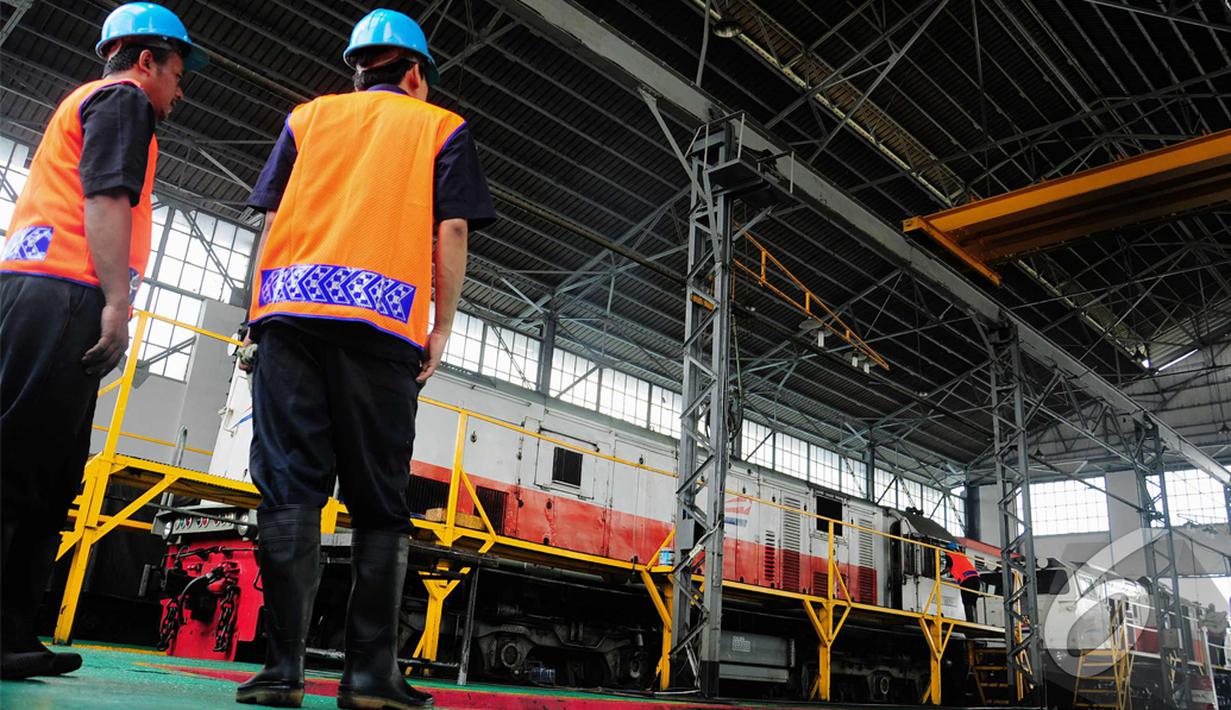 PT Kereta Api Indonesia (KAI) DAOP 1 Lokomotif Jatinegara terus melakukan persiapan , Jakarta, Jumat (11/7/2014) (Liputan6.com/Faizal Fanani)