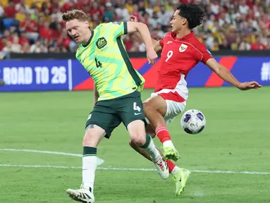 Pemain Timnas Indonesia Rafael Struick (kanan) berebut bola dengan Kye Rowles (Australia) pada putaran ketiga pertandingan sepak bola kualifikasi Piala Dunia 2026 zona Asia di Stadion Allianz, Sydney pada Kamis 20 Maret 2025. (DAVID GRAY/AFP)