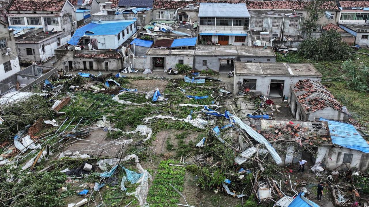 Badai tornado berdurasi singkat telah mngobrak-abrik bangunan hingga rumah warga di kota Suqian, Provinsi Jiangsu, China Timur pada Selasa (19/9/2023). <br>