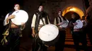 Pemuda Palestina membangunkan sahur menggunakan musik tradisional, di permukiman Hebron, Tepi Barat, 23 Juni 2015. Tradisi tersebut dilakukan secara turun-temurun untuk mempererat silaturahmi dan simbol kepedulian sesama muslim. (REUTERS/Mussa Qawasma)