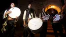 Pemuda Palestina membangunkan sahur menggunakan musik tradisional, di permukiman Hebron, Tepi Barat, 23 Juni 2015. Tradisi tersebut dilakukan secara turun-temurun untuk mempererat silaturahmi dan simbol kepedulian sesama muslim. (REUTERS/Mussa Qawasma)