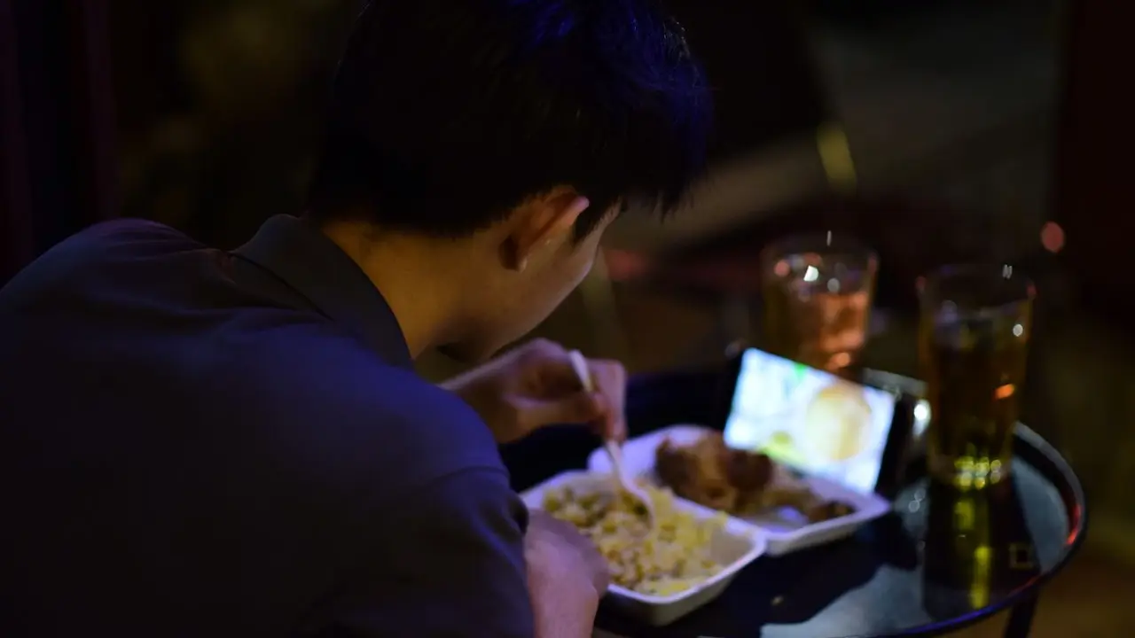 Ciri Orang yang Suka Makan Sambil Menonton