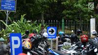 Seorang pria memarkir motornya di Kawasan Irti Monas, Jakarta, Kamis (3/1). Nantinya, tarif baru itu akan mulai diterapkan pertama kali di lapangan parkir Ikatan Restoran dan Taman Indonesia (IRTI) Monumen Nasional (Monas). (Merdeka.com/Imam Buhori)
