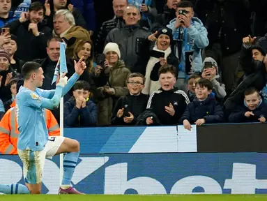 Pemain Manchester City, Phil Foden memberi isyarat ke arah para suporter setelah mencetak gol keempat timnya saat pertandingan sepak bola Liga Premier Inggris melawan Aston Villa di Stadion Etihad, Manchester, Inggris, Rabu, 3 April 2024. (AP Photo/Dave Thompson)