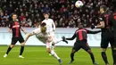 Pemain Mainz, Dominik Kohr, mencetak gol ke gawang Bayer Leverkusen dalam duel pekan ke-23 Bundesliga di Stadion BayArena, Sabtu (24/2/2024). (AP Photo/Martin Meissner)