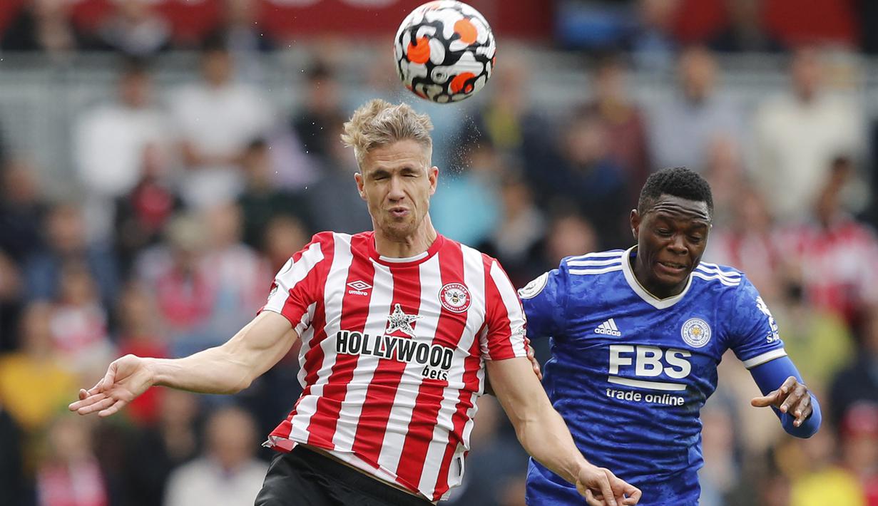 Kristoffer Ajer. Bek tengah berusia 24 tahun ini kini tengah menjalani musim keduanya bersama Brentford di Liga Inggris. Ia didatangkan pada awal musim 2021/2022 dari Glasgow Celtic dengan nilai transfer 15,7 juta euro dan masih terikat kontrak hingga Juni 2026. Musim ini ia sama sekali belum dimainkan akibat masih dalam tahap pemulihan usai mengalami cedera dalam laga terakhir Brentford pada musim 2021/2022 lalu. Bersama Timnas Norwegia ia telah mengoleksi 26 caps sejak melakukan debut pada 23 Maret 2018. (AFP/Adrian Dennis)