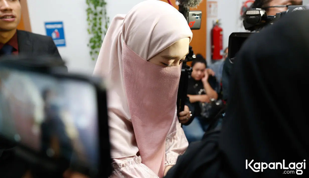 Inara Rusli tiba di Pengadilan Agama Jakarta Barat sekitar pukul 10.00 WIB didampingi oleh kuasa hukumnya.  Sedangkan penyanyi Virgoun tak hadir karena sedang di luar kota. Hal itu diungkapkan oleh kuasa hukumnya, Sandy Arifin. [Foto: Bayu Herdianto/KapanLagi.com]