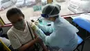 Seorang petugas kesehatan menyuntikkan dosis vaksin COVID-19 AstraZeneca COVID-19 di dalam unit vaksinasi keliling di Bangkok, Thailand, Rabu (8/9/2021). Otoritas kesehatan Bangkok meluncurkan unit vaksinasi keliling pertama untuk mendukung kampanye vaksinasi di masyarakat. (AP Photo/Sakchai Lalit)