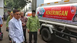 Ketua Umum PMI Jusuf Kalla mendorong PMI di tingkat provinsi maupun kabupaten dan kota untuk menyuplai air bersih sebagai bentuk respons PMI membantu masyarakat yang terdampak kekeringan. (Liputan6.com/Angga Yuniar)