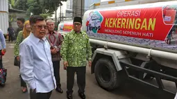 Ketua Umum PMI Jusuf Kalla mendorong PMI di tingkat provinsi maupun kabupaten dan kota untuk menyuplai air bersih sebagai bentuk respons PMI membantu masyarakat yang terdampak kekeringan. (Liputan6.com/Angga Yuniar)