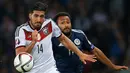 Gelandang Jerman, Emre Can (kiri) beradu bola dengan gelandang Skotlandia Iketchi Anya saat Timnas Jerman berseteru dengan Skotlandia dalam penyisihan Grup D kualifikasi EURO 2016 di Hampden Park, Glasgow, Skotlandia, Senin (7/9/2015). (Reuters/Lee Smith)