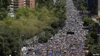 Demonstran Venezuela memadati jalanan. (bbc.com)