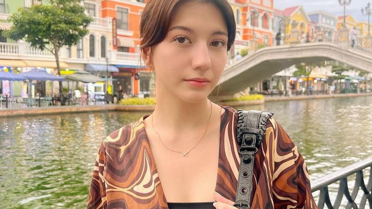 "Happy honeymoon lovebird, happy happy ya kalian," tulis seorang netizen.<br><br>"cie cie yang udah halal," tambah lain.