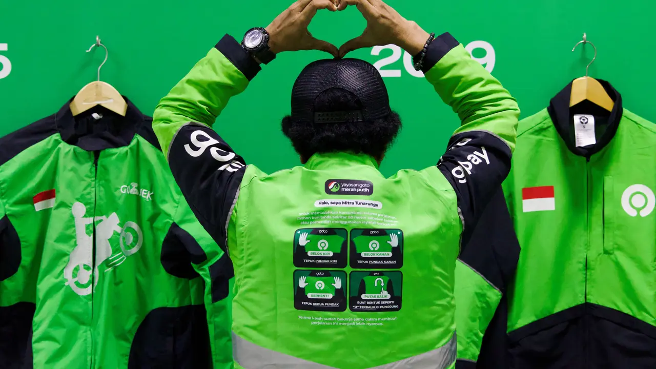 Pada rompi terdapat tulisan 'Saya Mitra Tunarungu' di bagian punggung mitra driver Gojek. Sehingga pelanggan Gojek bisa mengetahui bahwa driver yang sedang mengemudikan motor adalah individu yang memiliki hambatan dalam pendengaran. (Dok Gojek)