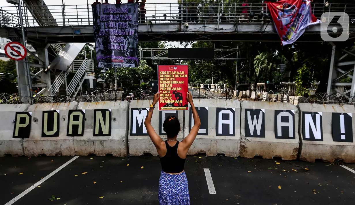 Salah seorang aktivis perempuan saat melakukan unjuk rasa memperingati Hari Perempuan Internasional di kawasan Patung Kuda, Jakarta, Jumat (8/4/2024). (Liputan6.com/Angga Yuniar)