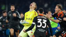 Kiper Como, Jean Butez, merayakan kemenangan bersama rekan setimnya usai mengalahkan Napoli pada laga perempat final Coppa Italia di Stadion Diego Armando Maradona, Rabu (11/2/2026). (Alessandro Garofalo/LaPresse via AP)