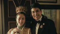 Nong Poy mengenakan gaus berlapis emas untuk hari pernikahannya bersama Oak Phakwa Hongyok. (Dok. Instagram/@poydtreechada/https://www.instagram.com/p/CpPoygOvHVa/?igshid=MDM4ZDc5MmU=)