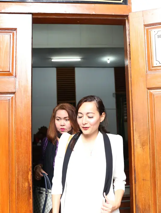 Dewi berharap suaminya lebih dewasa lagi demi kepentingan buah hati mereka. Kasih sayang orang tua dibutuhkan oleh keduanya yang masih kecil. (Andy Masela/Bintang.com)