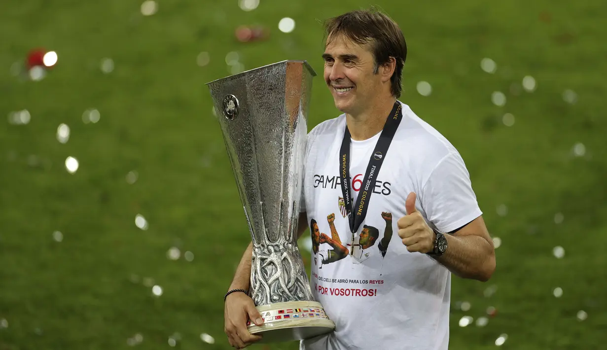Julen Lopetegui berhasil meneruskan tren kesuksesan Sevilla di Liga Europa. Ia berhasil membawa Los Nervionenses sebagai juara di ajang tersebut saat musim perdananya, yaitu 2019/2020. Sevilla berhasil menjuarai gelar Liga Europa usai meraih kemenangan dari Inter Milan dengan skor 3-2. Gelar juara tersebut menjadi gelar keenam klub yang bermarkas di Stadion Ramón Sánchez Pizjuán tersebut. (AFP/Pool/Friedmann Vogel)