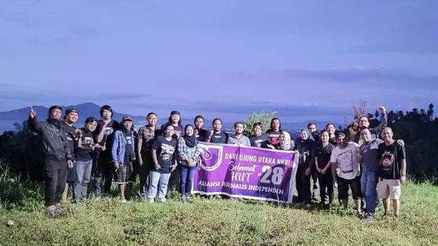 Puluhan anggota AJI Manado menikmati akhir pekan di Puncak De Corlano.