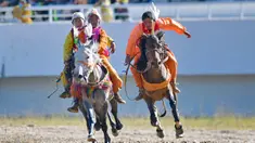 Para joki muda berlomba dalam babak penyisihan balap kuda 8 kilometer yang digelar di festival balap kuda tradisional di Nagqu, Daerah Otonom Tibet, China, 12 Agustus 2020. Po Karyu, seorang joki berusia 13 tahun dari Wilayah Nyainrong, akhirnya keluar sebagai juara di babak final. (Xinhua/Zhang Ruf