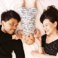 Intip gaya kompak keluarga kecil Aaliyah Massaid di pemotretan terbaru. [@aaliyah.massaid].