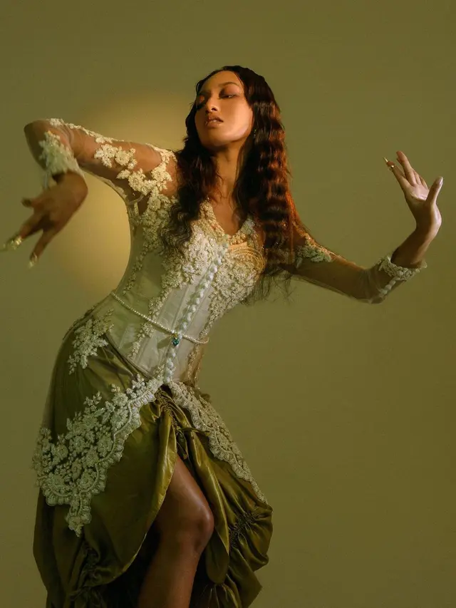 Asmara Abigail Pakai Kebaya