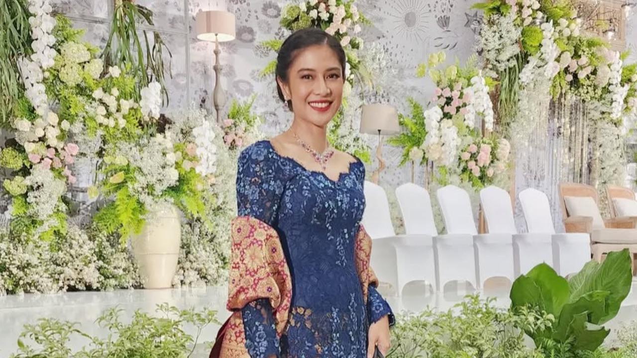 Inspirasi Untuk Tampilan Kasual hingga Formal, Intip 5 Potret Cantik Dian Sastrowadoyo Kenakan Kebaya