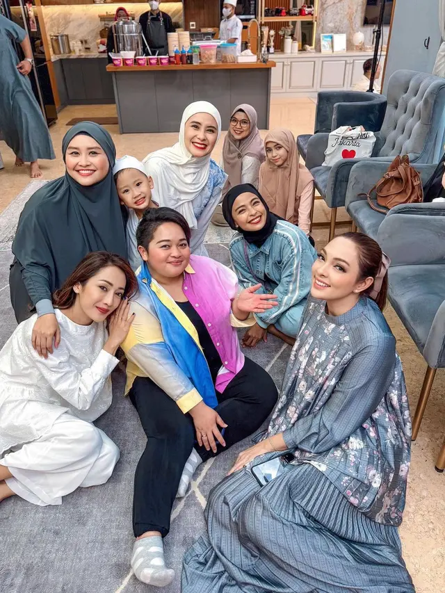 Potret buka bersama Reisa Broto Asmoro dengan selebriti lainnya (Sumber: Instagram/@reisabrotoasmoro)