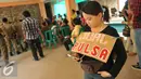 Warga saat menjual pulsa di Rusun Marunda Cluster A Blok A11, Jakarta, Senin (22/2). Warga kalijodo kecamatan Penjaringan mendapatkan jatah Rusun Marunda dengan Fasilitas 3 bulan gratis. (Liputan6.com/Gempur M Surya)
