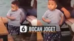 Asyik sekali bocah laki-laki ini berjoget dan tidak menghiraukan siapapun.