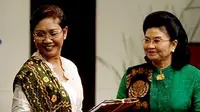 Acara serah terima jabatan Menkes Siti Fadilah Supari (kanan) dan penggantinya Menteri Kesehatan Endang Rahayu Sedyaningsih.(Antara)