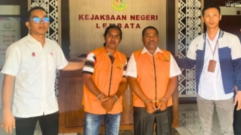 Dua tersangka korupsi proyek jalan di kabupaten Lembata, NTT saat ditahan jaksa (Liputan6.com/Ola Keda)