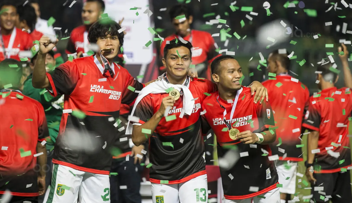 Bek Persebaya, Rachmat Irianto, bersama rekan-rekan merayakan gelar juara usai mengalahkan PSMS pada laga final Liga 2 di Stadion GBLA, Bandung, Selasa (28/11/2017). PSMS kalah 2-3 dari Persebaya. (Bola.com/Vitalis Yogi Trisna)