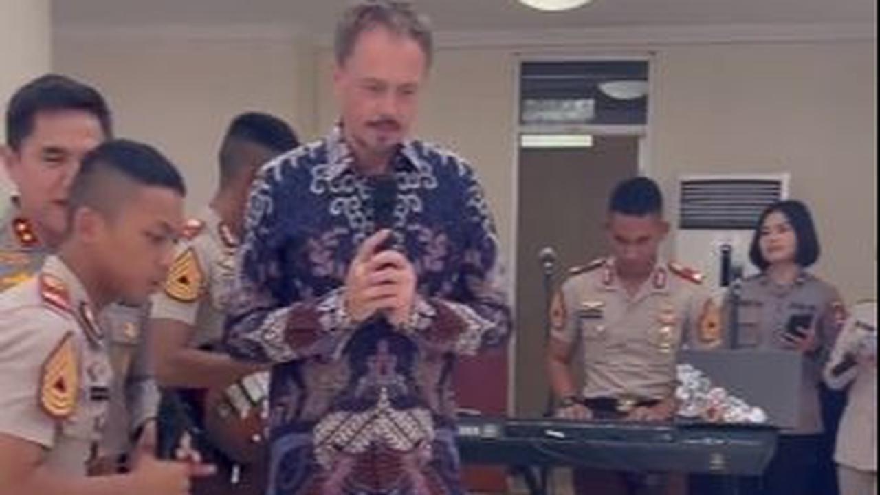 Tampil bersama, baik sang jenderal, taruna, maupun warga asing tersebut nampak saling bergantian unjuk gigi. Ketiganya terdengar bersenandung dengan bahasa Inggris.