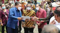 Menteri Dalam Negeri Tito Karnavian (Batik Kuning) didampingi Gubernur Bali, I Wayan Koster (Batik Merah) dan Bupati Gianyar, I Made Mahayastra (Batik Biru) saat meninjau vaksinasi massal di kawasan Ubud, Selasa (23/3/21). (Ist)