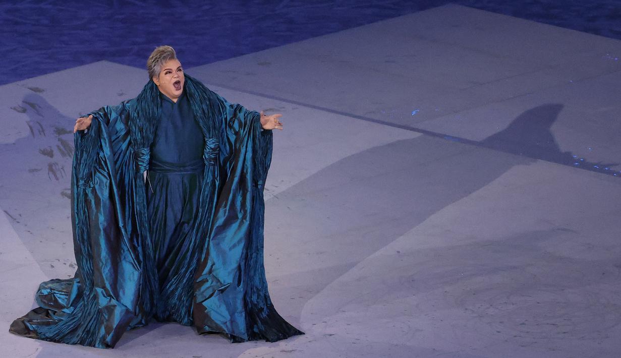 Penyanyi sopran Jepang, Tomotaka Okamoto tampil saat upacara penutupan Olimpiade Tokyo 2020, di Stadion Olimpiade, Tokyo, pada 8 Agustus 2021. (AFP/Behrouz Mehri)