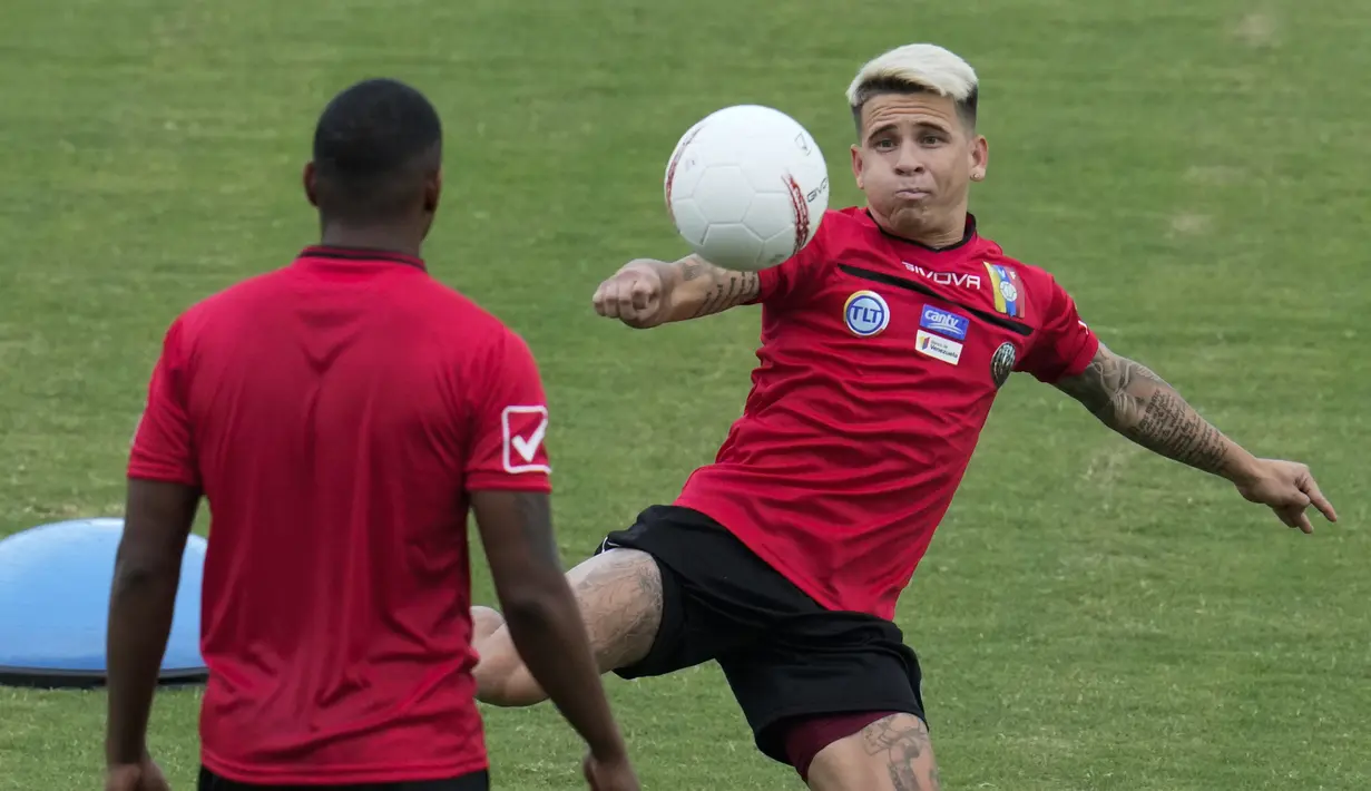 Gelandang Venezuela Yeferson Soteldo mengawasi bola selama sesi latihan di Caracas, Venezuela, Selasa (5/10/2021). Venezuela akan bertanding melawan Brasil dalam pertandingan Kualifikasi Piala Dunia 2022 Zona Amerika Selatan pada Jumat, 8 Oktober 2021 WIB. (AP Photo/Ariana Cubillos)
