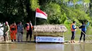 Mantan Menteri Perdagangan Rahmat Gobel saat menyusuri sungai Bone mengunakan rakit tradisional di Gorontalo, Sabtu (23/3). Seluruh SKPD Kabupaten Bonebol menyediakan rakit untuk dinaiki bagi siapa yang ingin menikmati dan menyeusuri bantaran sungai bone. (Liputan6.com/Arfandi Ibrahim)