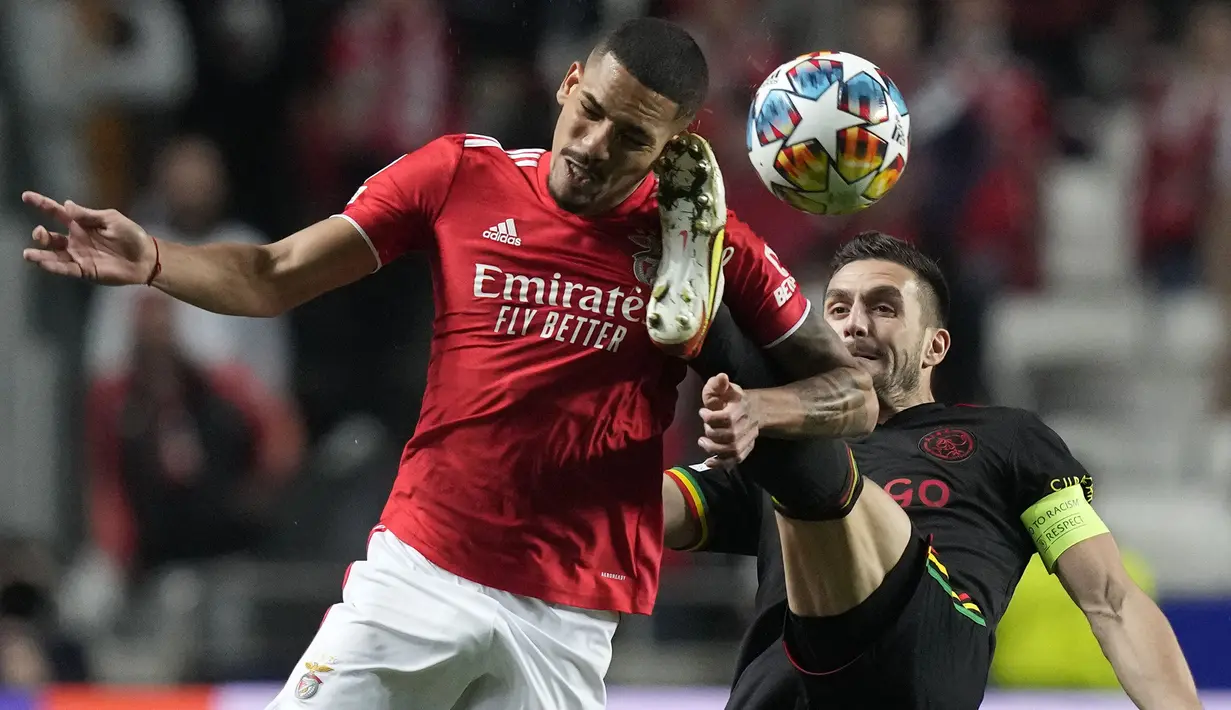Ajax sebagai tim tamu berhasil unggul terlebih dahulu lewat Dusan Tadic (kanan) pada menit ke-18. Berawal dari umpan silang terukur Noussair Mazraoui, Tadic yang tak terkawal di kotak penalti berhasil menceploskan bola ke gawang Benfica lewat tendangan volinya. (AP/Armando Franca)