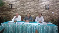 Direktur Utama PT Genta Alam Semesta, Tjahjadi Gunawan (tengah) saat konferensi pers di Jakarta (Liputan6.com/Defri Saefullah)