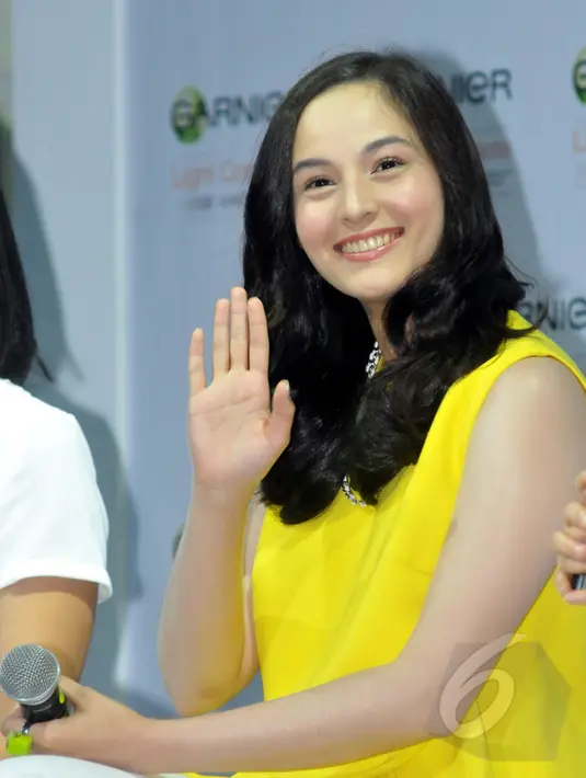 Chelsea Islan terlihat semakin manis dengan gaun kuning yang dikenakannya saat ditemui di Sudirman, Jakarta, Rabu (13/5/2015). Chelsea hanya melempar senyum saat ditanya tentang prostitusi artis.(Liputan6.com/Panji Diksana)