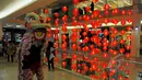 Sejumlah pemain barongsai beratraksi sekaligus berkeliling di Gandaria City Mall, Jakarta, Kamis (19/2/2015). Atraksi tersebut ditujukan untuk menghibur para pengunjung yang berbelanja saat libur imlek. (Liputan6.com/Andrian M Tunay)