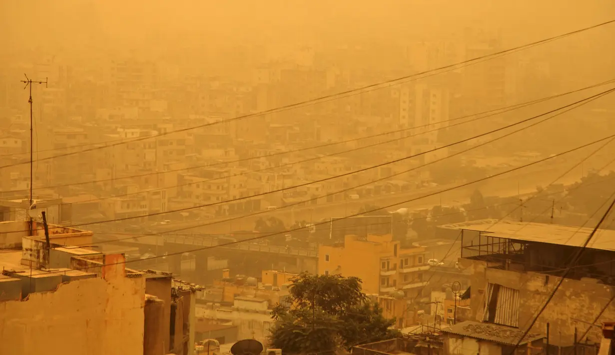 Pemandangan menunjukkan kota Bourj - Hammoud di Beirut saat badai pasir berlangsung, Lebanon 8 September 2015. Badai pasir besar melanda Timur Tengah, menewaskan 2 orang dan ratusan orang dirawat di rumah sakit di Lebanon.  (REUTERS/Alia Haju)