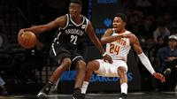 Penggawa Brooklyn Nets, Caris LeVert (kiri) berjibaku dengan andalan Atlanta Hawks, Kent Bazemore, pada lanjutan NBA 2017-2018. (AP Photo/Adam Hunger)