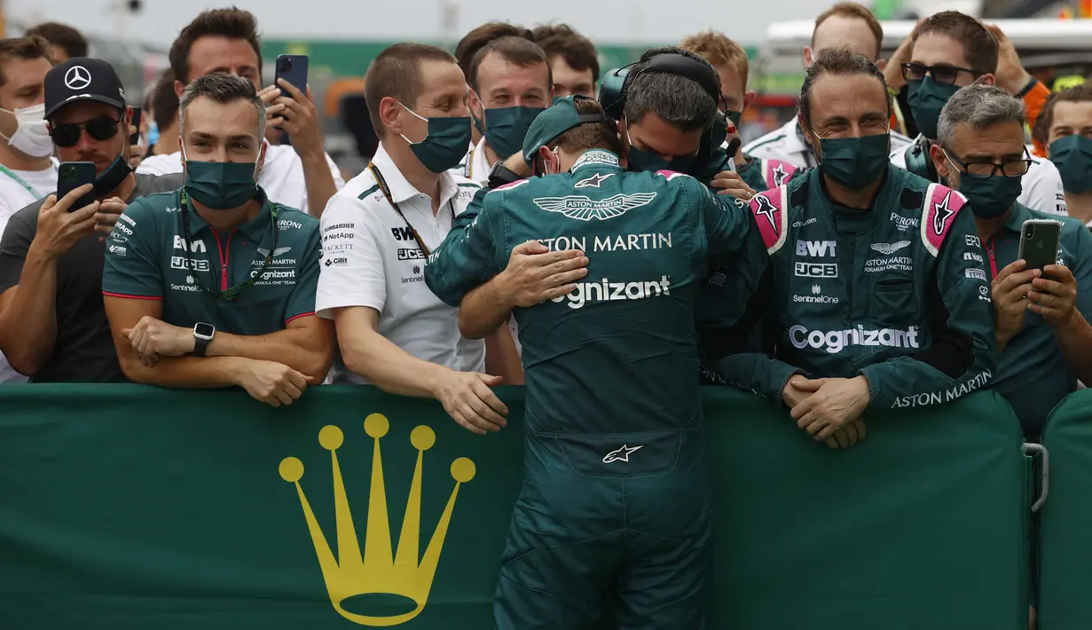 Hal tersebut membuat semua pebalap naik satu tingkat dari posisi awalnya kecuali Esteban Ocon yang tetap menempati podium pertama, sehingga posisi kedua menjadi milih Hamilton, dan posisi ketiga ditempati oleh Carlos Sainz. (Foto: AFP/Pool/Florin Goga)